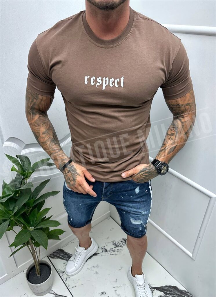 Tricou barbatesc maro cu imprimeu pe spate