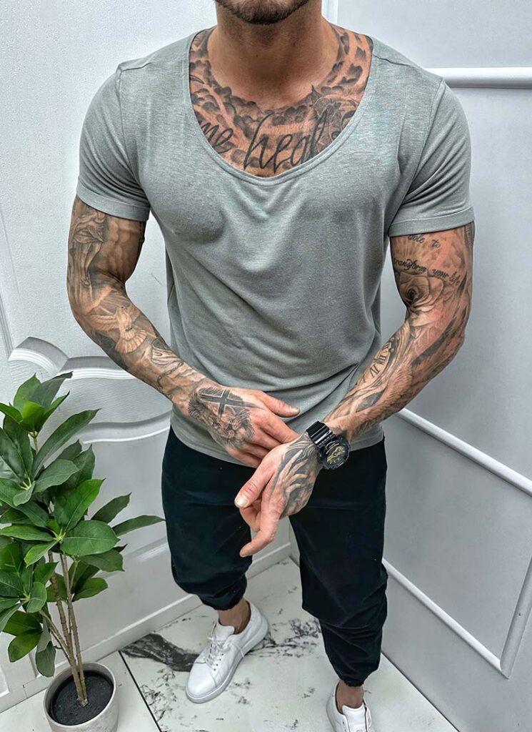Tricou barbatesc gri cu decolteu