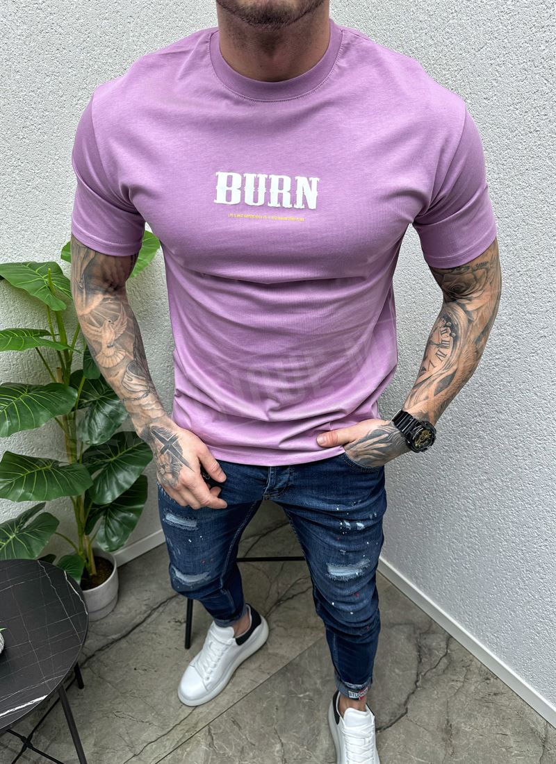 mijka-swetlo-lilava-teniska-s-nadpis-i-shtampa-otzad-t98-6a Tricou barbatesc mov deschis cu inscriere BURN si imprimeu T98-6