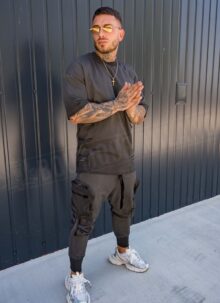 Set barbatesc format din tricou si pantaloni cargo negri L26104-1