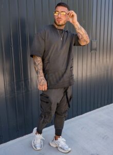 Set barbatesc format din tricou si pantaloni cargo negri L26104-1