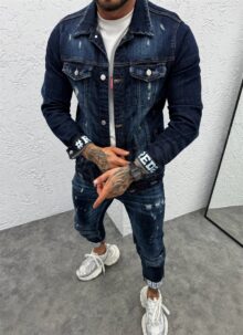 Geaca barbateasca denim albastru inchis cu aspect uzat si inscriptie D878-1