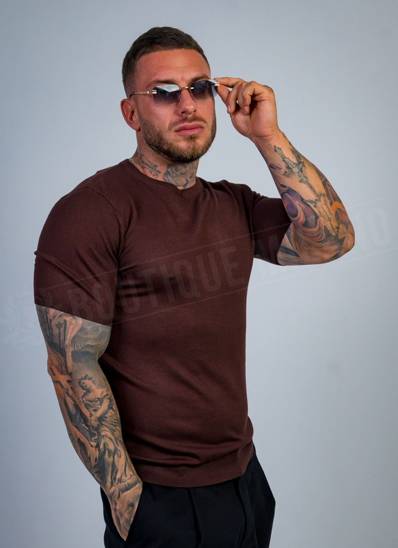 Tricou barbatesc din tricot fin maro inchis cu guler rotund T607-9